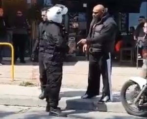 Άλλο μπράβος, άλλο διαδηλωτής η μετανάστης για την ΕΛ.ΑΣ. (Η ΕΛ.ΑΣ. σε ανοικτό Cafe στην Ρόδο εν μέσω καραντίνας)