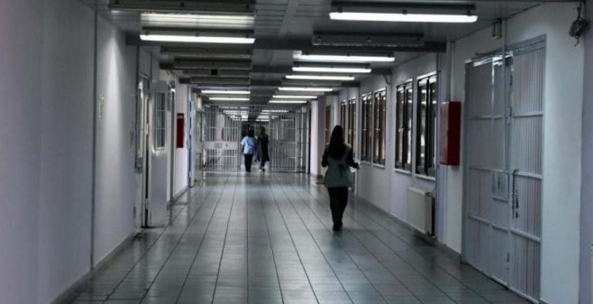 Πέθανε (πιθανόν από κορονοϊό) κρατούμενη στις γυναικείες φυλακές Ελαιώνα Θήβας. Εξέγερση των συγκρατουμένων της.