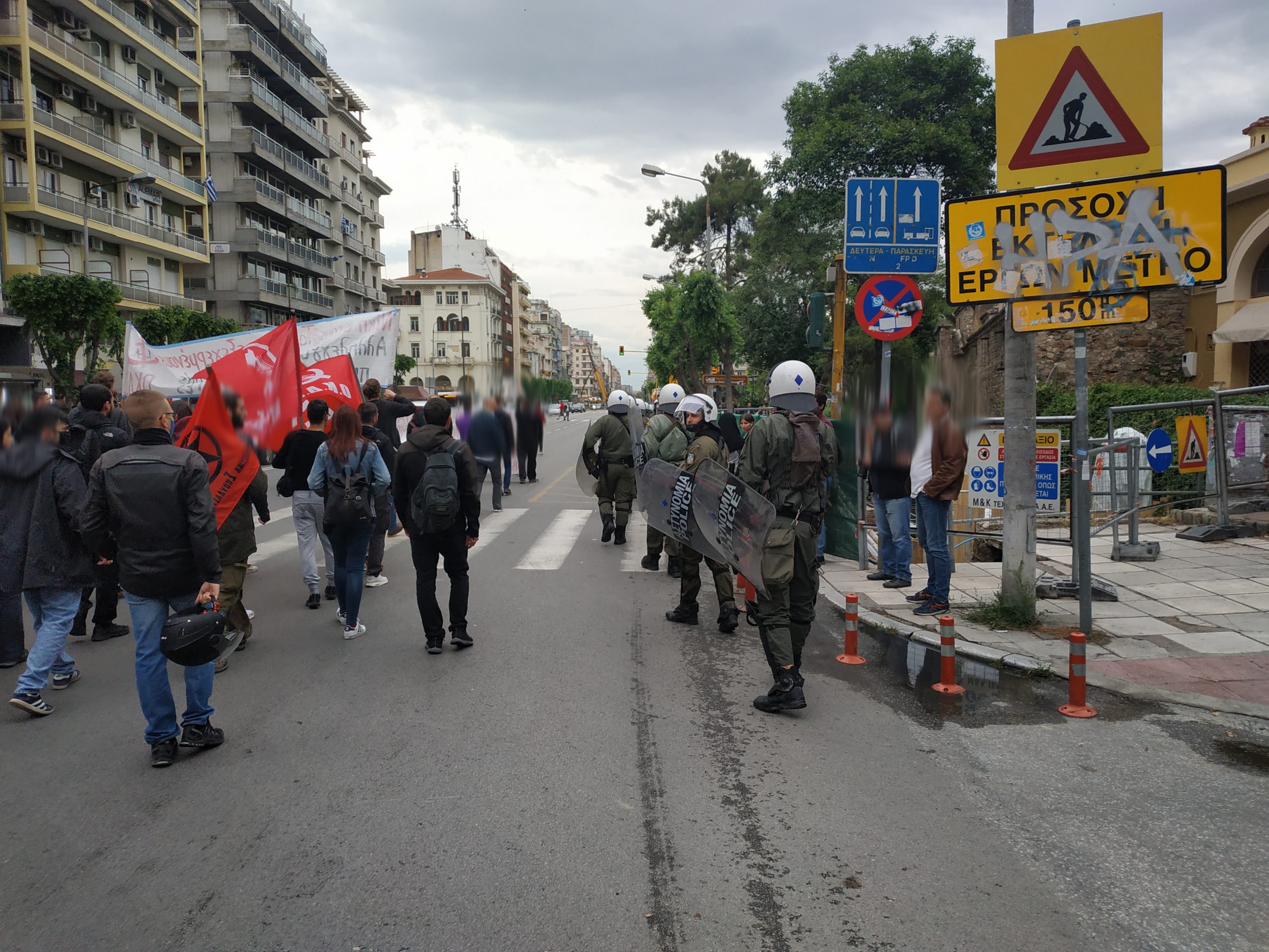 Η στιγμή που τα ΜΑΤ έρχονται προκλητικά δίπλα στην πορεία πριν την Αριστοτέλους