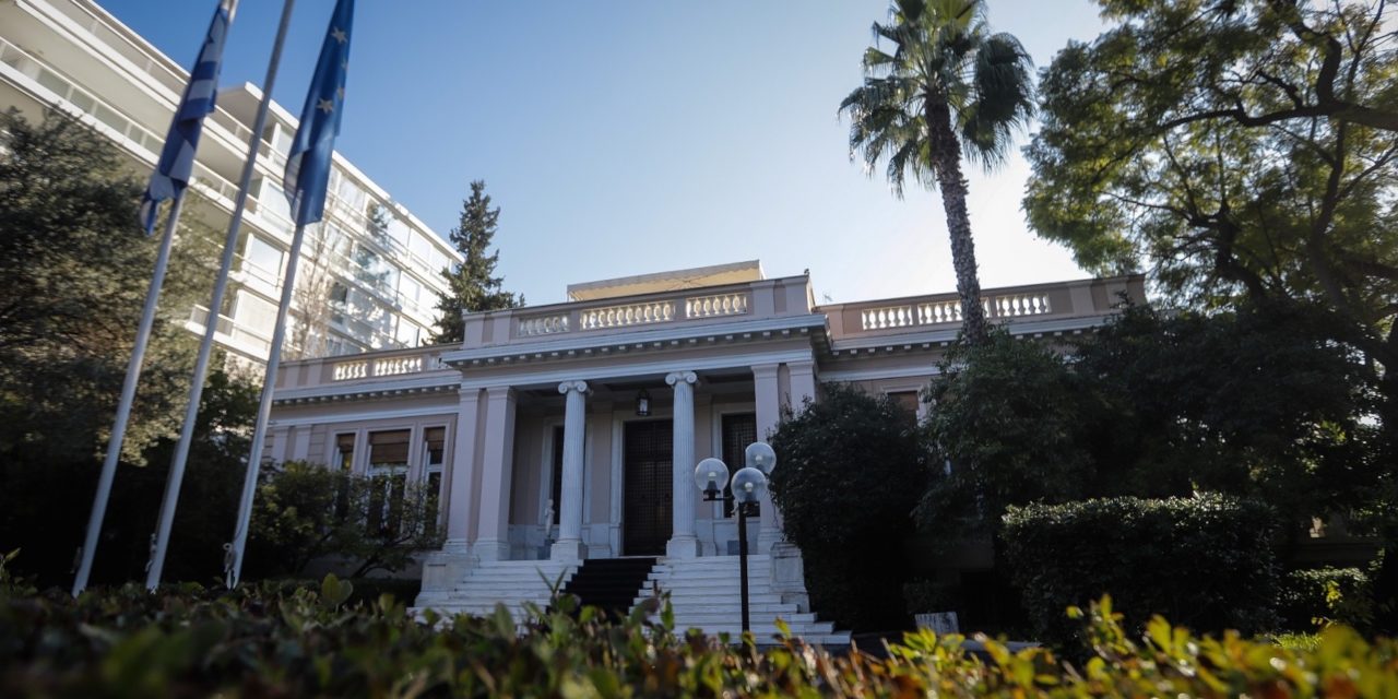 Ρουβίκωνας: Παρέμβαση με τρικάκια στο Μέγαρο Μαξίμου