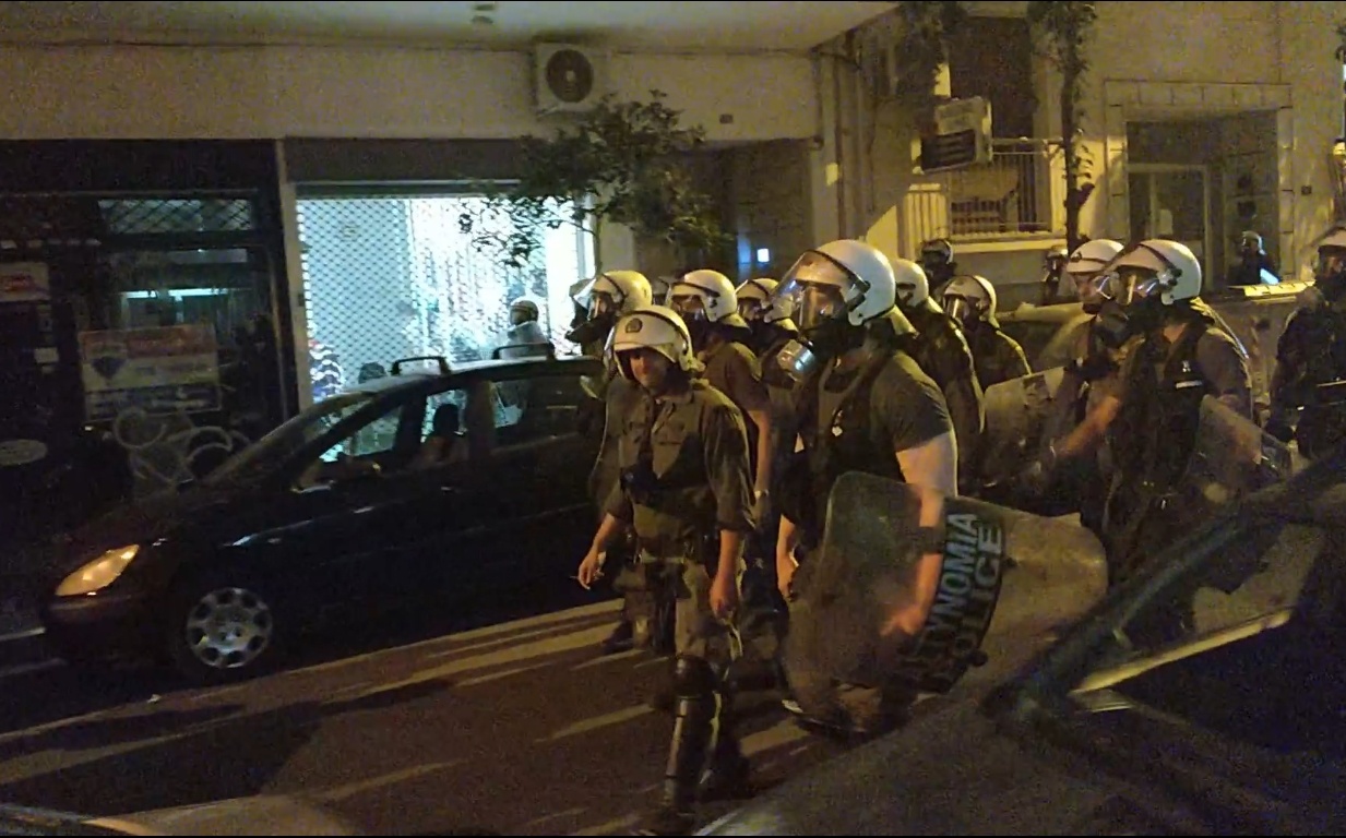 [Video] Ο ορισμός του προβοκάτορα: Βαθμοφόρος των ΜΑΤ προσπαθεί να προκαλέσει επεισόδια