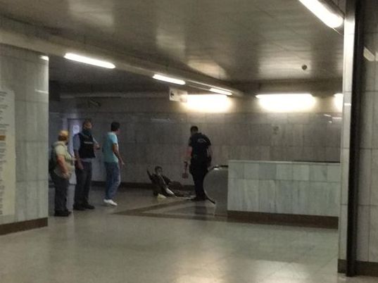 [VIDEO] Αστυνομικός κλωτσάει τραυματία με γύψο και πατερίτσες στο Μετρό