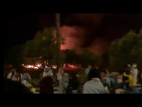 Μόρια: Τα ΜΑΤ εμποδίζουν την διαφυγή των μεταναστών από τις φωτιές [VIDEO]