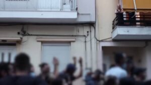 Η γιαγιά Antifa χαιρετά μια «θάλασσα» αντιφασιστών στο Κερατσίνι