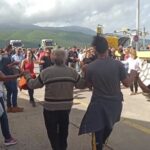 Σάμη Κεφαλλονιάς: Οι κάτοικοι διώχνουν τα ΜΑΤ και το ρίχνουν στον χορό! (video) Σάμη Κεφαλλονιάς: Οι κάτοικοι διώχνουν τα ΜΑΤ και το ρίχνουν στον χορό! (video)