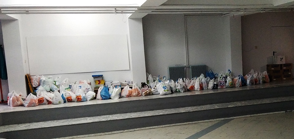 διανομή τροφίμων σε δημοτικά σχολεία