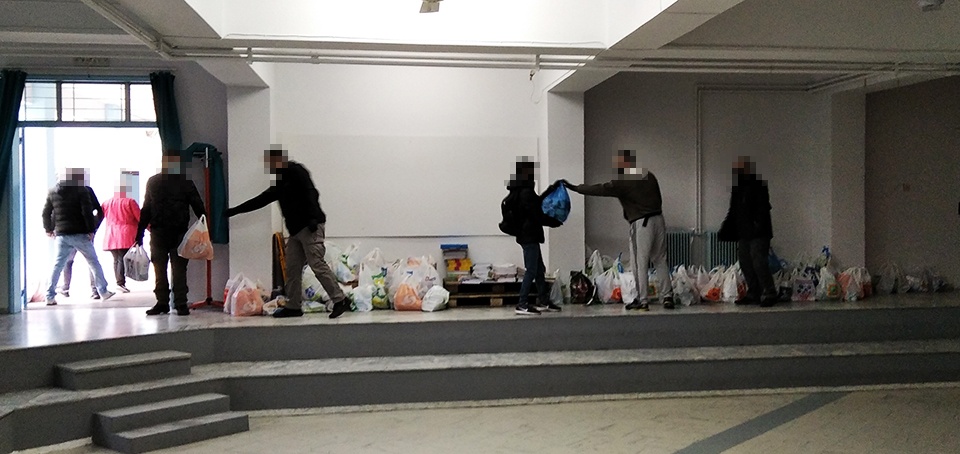 διανομή τροφίμων σε δημοτικά σχολεία
