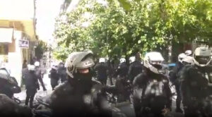 Συνθήματα στην παλτεία Εξαρχείων απέναντι απο την αστυνομία