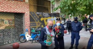 Προσαγωγή ζευγαριού που πήγε να αφήσει λουλούδια στο μνημείο