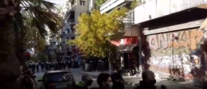 Διαδηλωτές και αστυνομία στην πλατεία Εξαρχείων