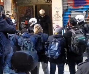 Εισβολή αστυνομικών σε πολυκατοικία στα Εξάρχεια