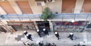 Επίθεση της ΕΛΑΣ και ρίψη κροτου λάμψης μέσα σε πολυκατοικία στην οδό Τσαμαδού.