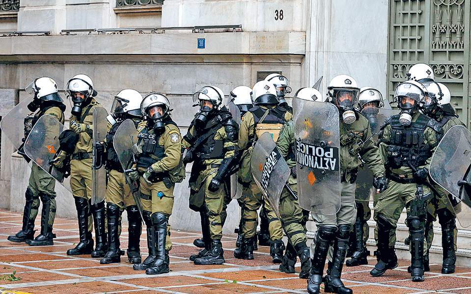 Αιφνίδια απόφαση απαγόρευσης συγκεντρώσεων – η Χούντα ολοένα και πλησιάζει