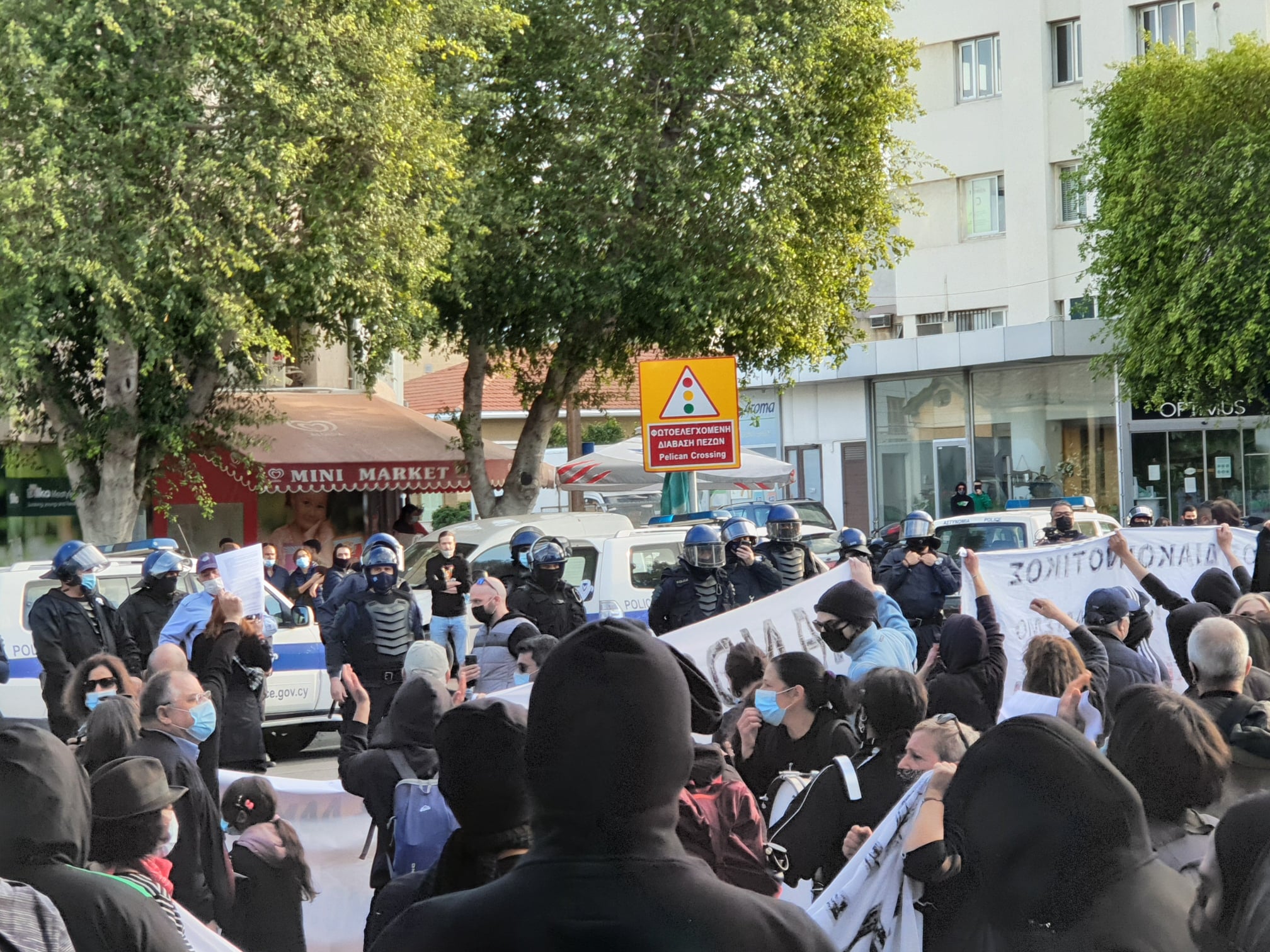 Μαζική διαδήλωση στη Λευκωσία ενάντια στην κρατική διαχείριση της πανδημίας και όργιο αστυνομικής καταστολής.