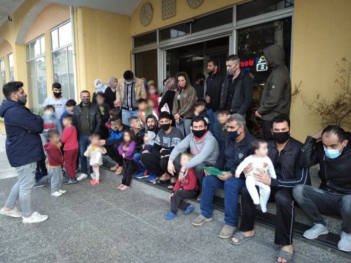 Σπάρτη: 50 πρόσφυγες – προσφύγισσες πετιούνται από τους «υπεύθυνους» στο δρόμο