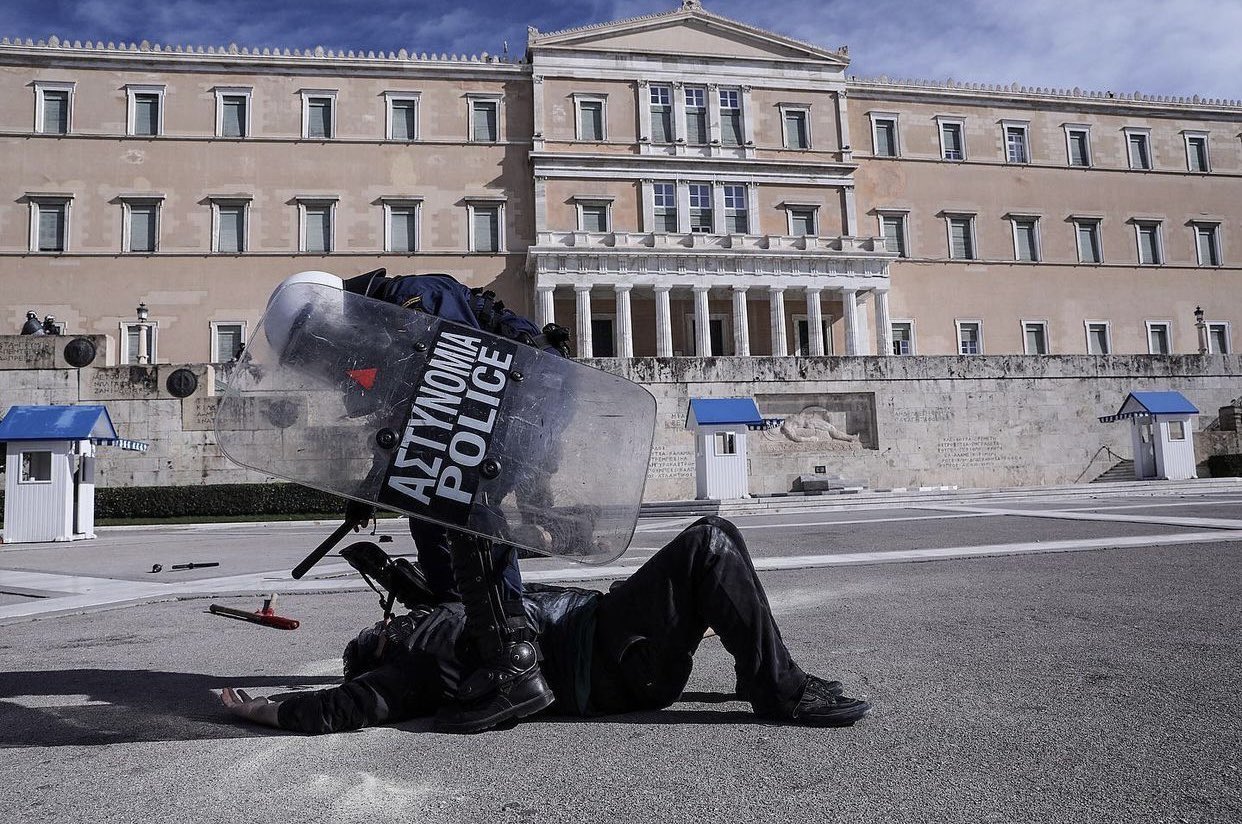 Βίντεο (και νέο υλικό) από το όργιο αστυνομικής βίας σε διαδηλωτές και ρεπόρτερ απο την ΕΛΑΣ στο συλλαλητήριο 10/2/2021