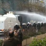 Επίθεση με ΜΑΤ και αύρα νερού στην πορεία για τον Δημήτρη Κουφοντίνα [Video]