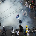 Καθώς συνεχίζεται η σφαγή των πολιτών της Μιανμάρ, κάποιοι αποφάσισαν να πάρουν τα όπλα Καθώς συνεχίζεται η σφαγή των πολιτών της Μιανμάρ, κάποιοι αποφάσισαν να πάρουν τα όπλα