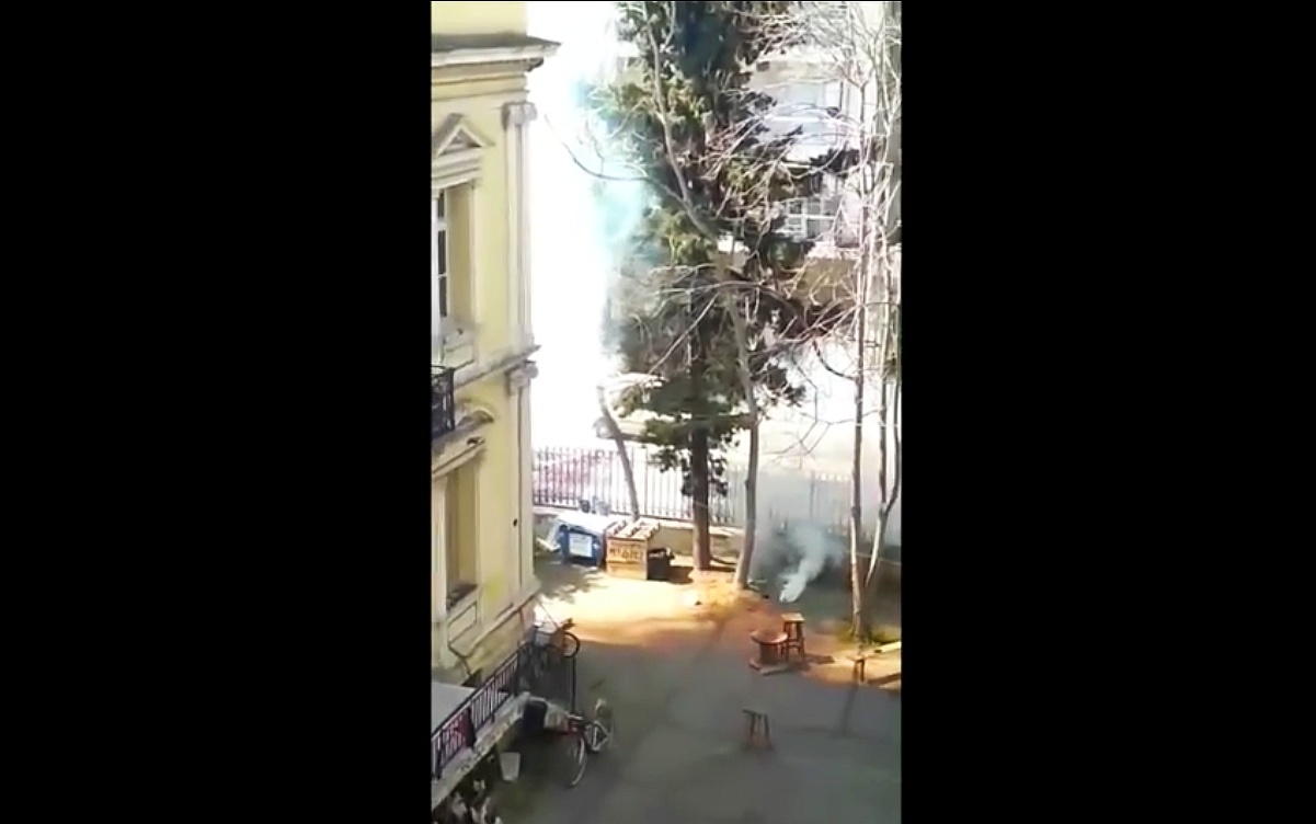 [Video] Επίθεση φασιστοειδών (με φιλική συμμετοχή των ΜΑΤ) στον ΕΚΧ Σχολείο