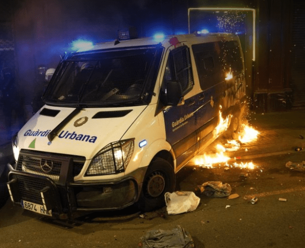 Καταλανική αστυνομία: Οι αναρχικοί ο κύριος υπεύθυνος για τις ταραχές στη Βαρκελώνη