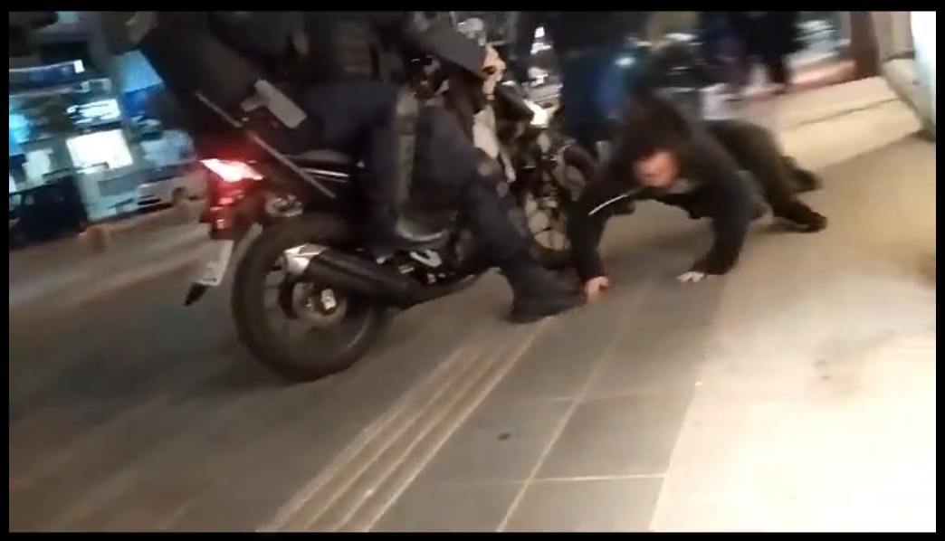 [Video] Νέα Σμύρνη: Έτσι έκαναν συλλήψεις στο “σωρό” κι επιθέσεις σε δημοσιογράφους