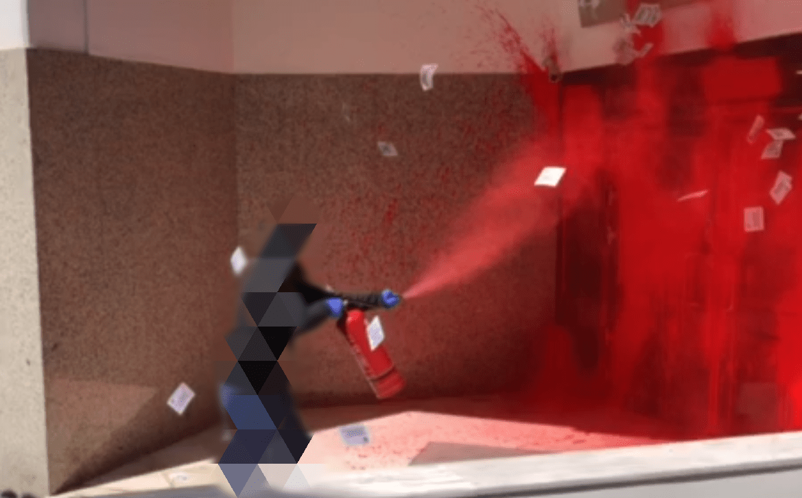 Ρουβίκωνας: Παρέμβαση στα κεντρικά γραφεία του ΔΕΔΔΗΕ