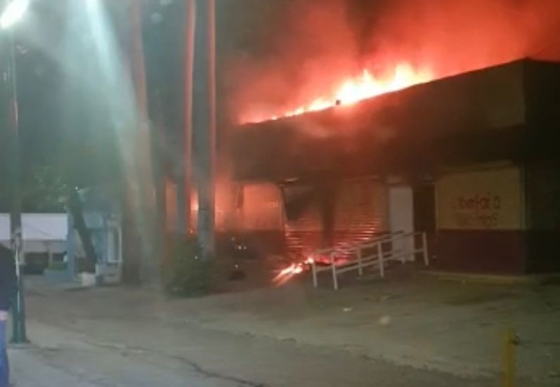 Μεξικό: Οι μαθητές καίνε το εκλογικό κτίριο, απαιτώντας την απελευθέρωση 19 πολιτικών κρατουμένων