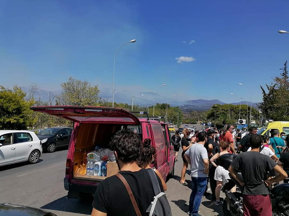 Αστυνομικοί απαγορεύουν σε αλληλέγγυους να μεταφέρουν αγαθά στους πυρόπληκτους
