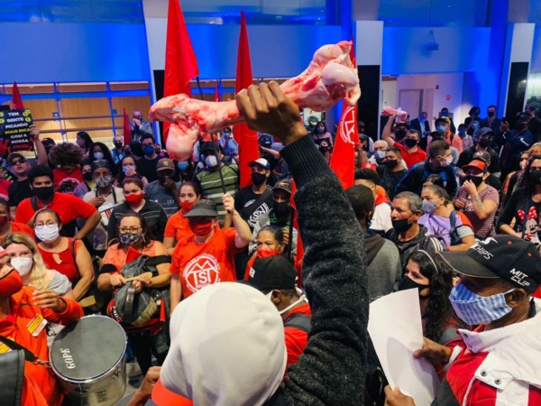 Βραζιλία. Άστεγοι φτωχοί καταλαμβάνουν το Χρηματιστήριο για να διαμαρτυρηθούν για την πείνα