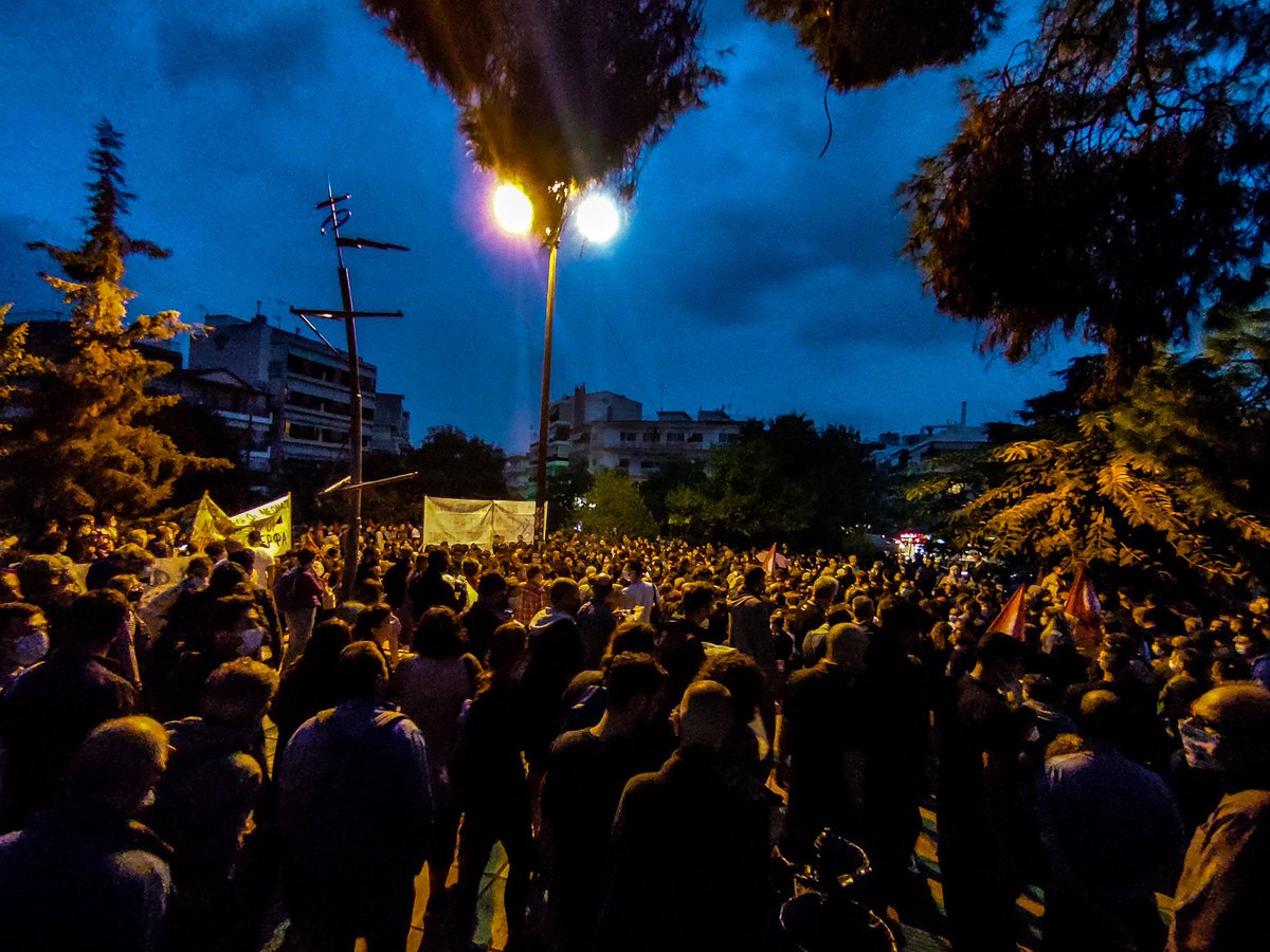 [VIDEO]”Ούτε σπιθαμή γης στους νεοναζί”: Χιλιάδες στην αντιφασιστική πορεία στη Σταυρούπολη