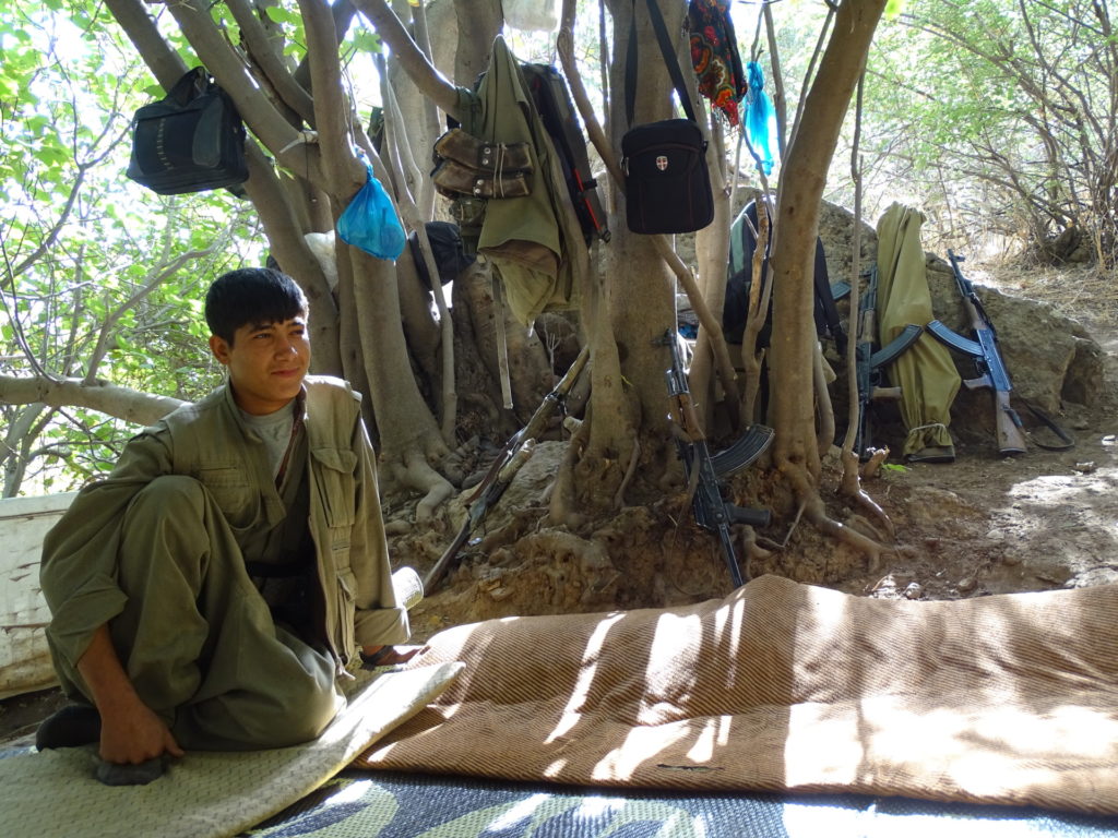 Μέλος του PKK σε προσωρινό στρατόπεδο κάτω από δέντρα στα Όρη Qandil