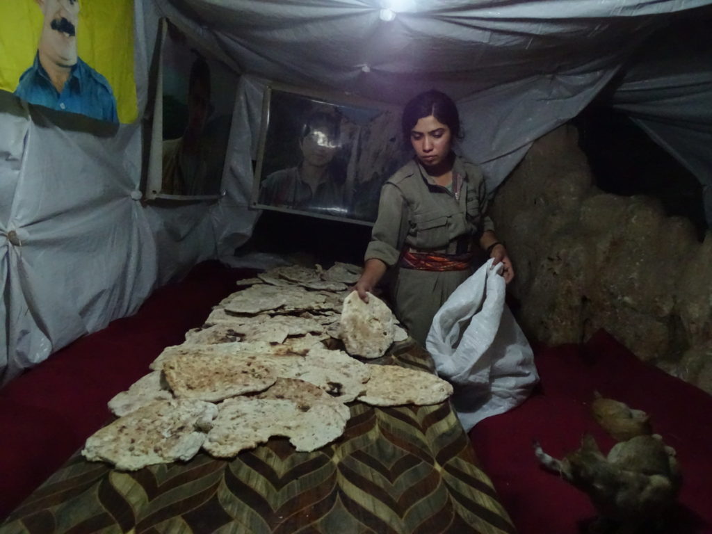 Απόψυξη του ψωμιού πριν το μεσημεριανό στη σπηλιά Şehit Mazda, κάπου στα Όρη Qandil
