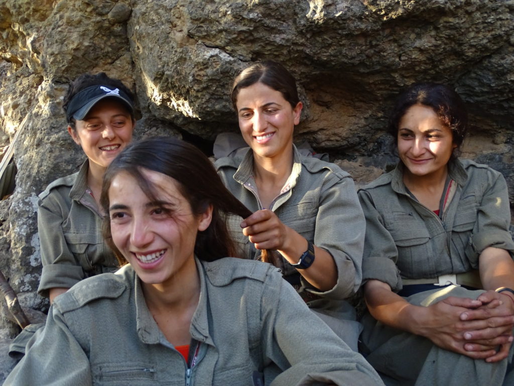 Μέλη του PKK χτενίζουν η μια τα μαλλιά της άλλης στη σπηλιά Şehit Mazda, κάπου στα Όρη Qandil