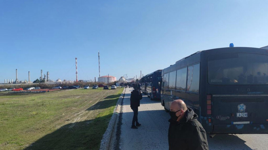 Καβάλα – εισβολή των ΜΑΤ στις εγκαταστάσεις πετρελαίων