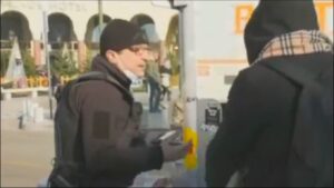 Παράνοια: Πρόστιμο 150 ευρώ σε πιτσιρικά για μάσκα από αστυνομικό με μάσκα - κασκόλ