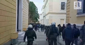 Στα δικαστήρια τα συλληφθέντα μέλη του Ρουβίκωνα για την επίθεση στα γραφεία της Αττικής Οδού Α.Ε.