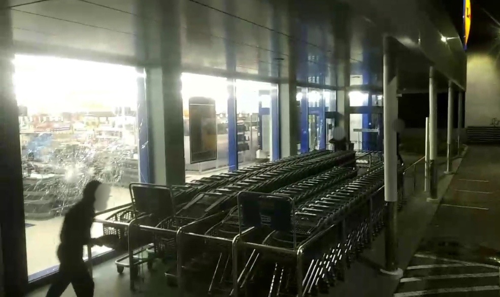 Επίθεση με βαριοπούλες στο κατάστημα Lidl στο Ίλιον από τον Ρουβίκωνα