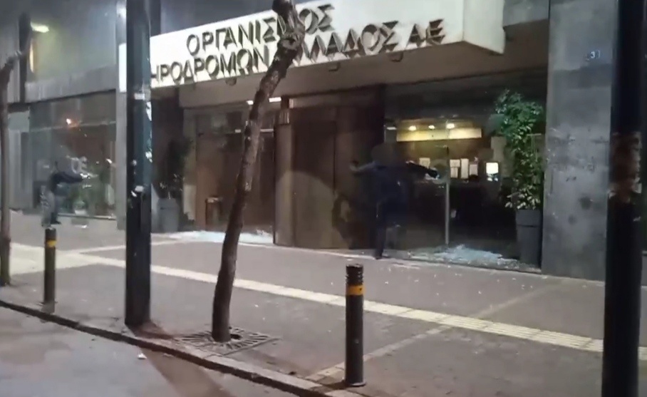 Επίθεση με βαριοπούλες στα γραφεία της ΤΡΑΙΝΟΣΕ