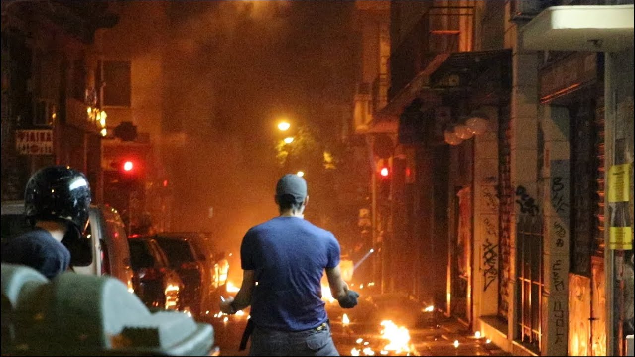 Νέο βίντεο από τις συγκρούσεις στα Εξάρχεια το Σάββατο