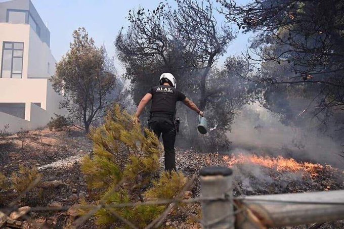 Κάποιος να πει στα ΜΜΕ πως η πυρόσβεση δεν γίνεται με εκκενώσεις και ποτιστήρια