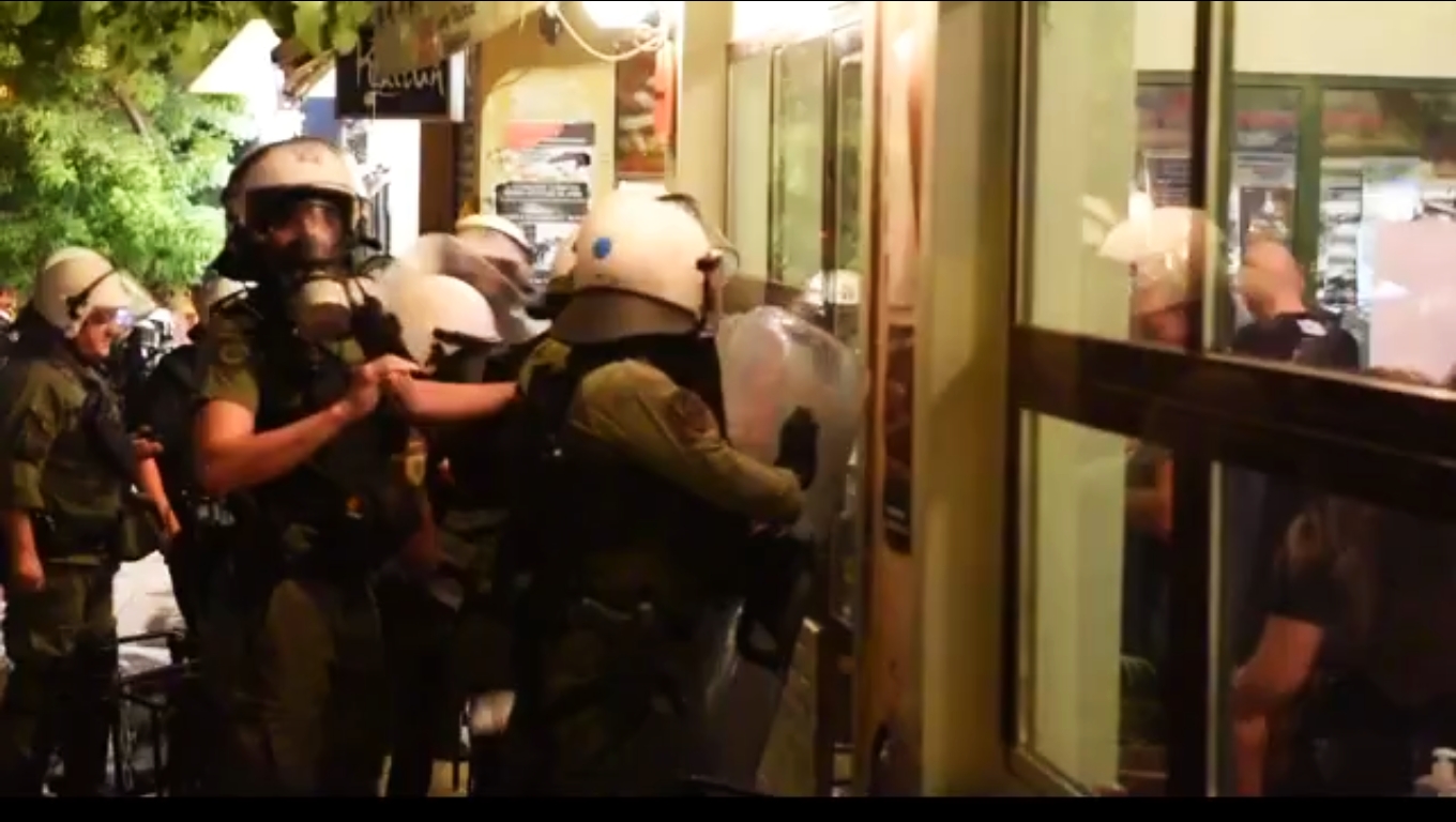 [Video] Τραμπουκισμοί και απαγορεύσεις σε δικηγόρους και δημοσιογράφους στα Εξάρχεια από τα ΜΑΤ