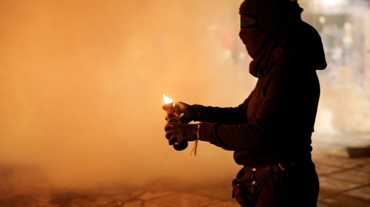 Βίντεο από τις συγκρούσεις και την πορεία ενάντια στο μετρό στην πλατεία Εξαρχείων