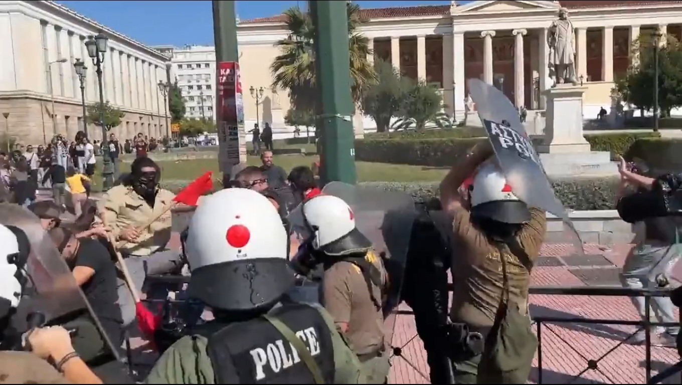 “Έλληνας λεβέντης” των ΜΑΤ χτυπά 3 φορές πισώπλατα κοπέλα με την ασπίδα στο κεφάλι