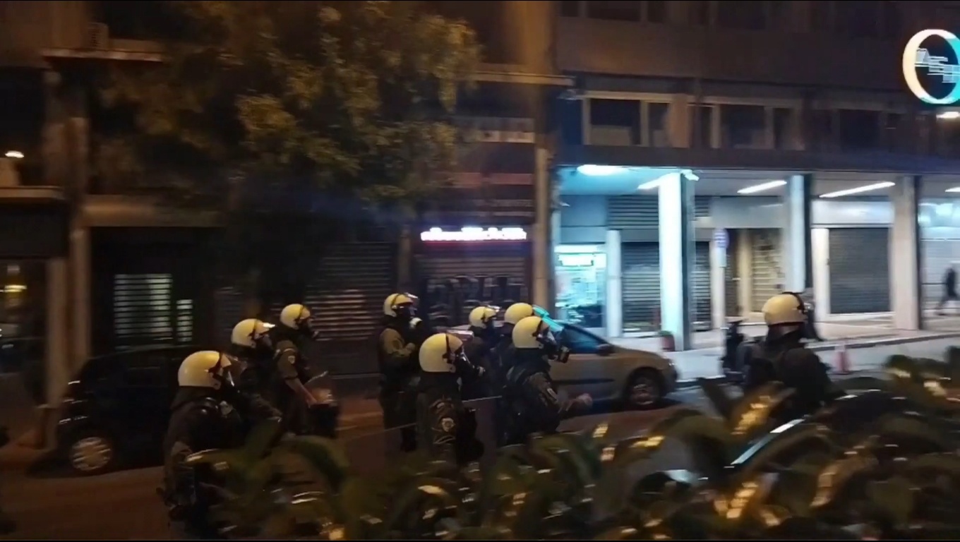 Σε μια πορεία για βιασμό από μπάτσους τα ΜΑΤ απειλούν χυδαία όσες/ους αντιδρούν στο έγκλημα (Video)