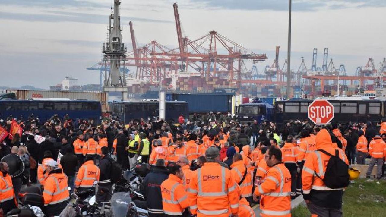 Αλληλεγγύη στους απεργούς εργάτες του λιμανιού του Πειραιά