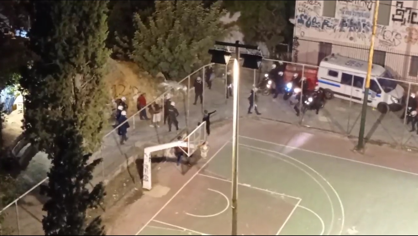 [Βίντεο]: Μπάτσοι χτύπησαν και συνέλαβαν πατέρα γιατί έπαιζε μπάσκετ με το παιδί του στο Λόφο Στρέφη