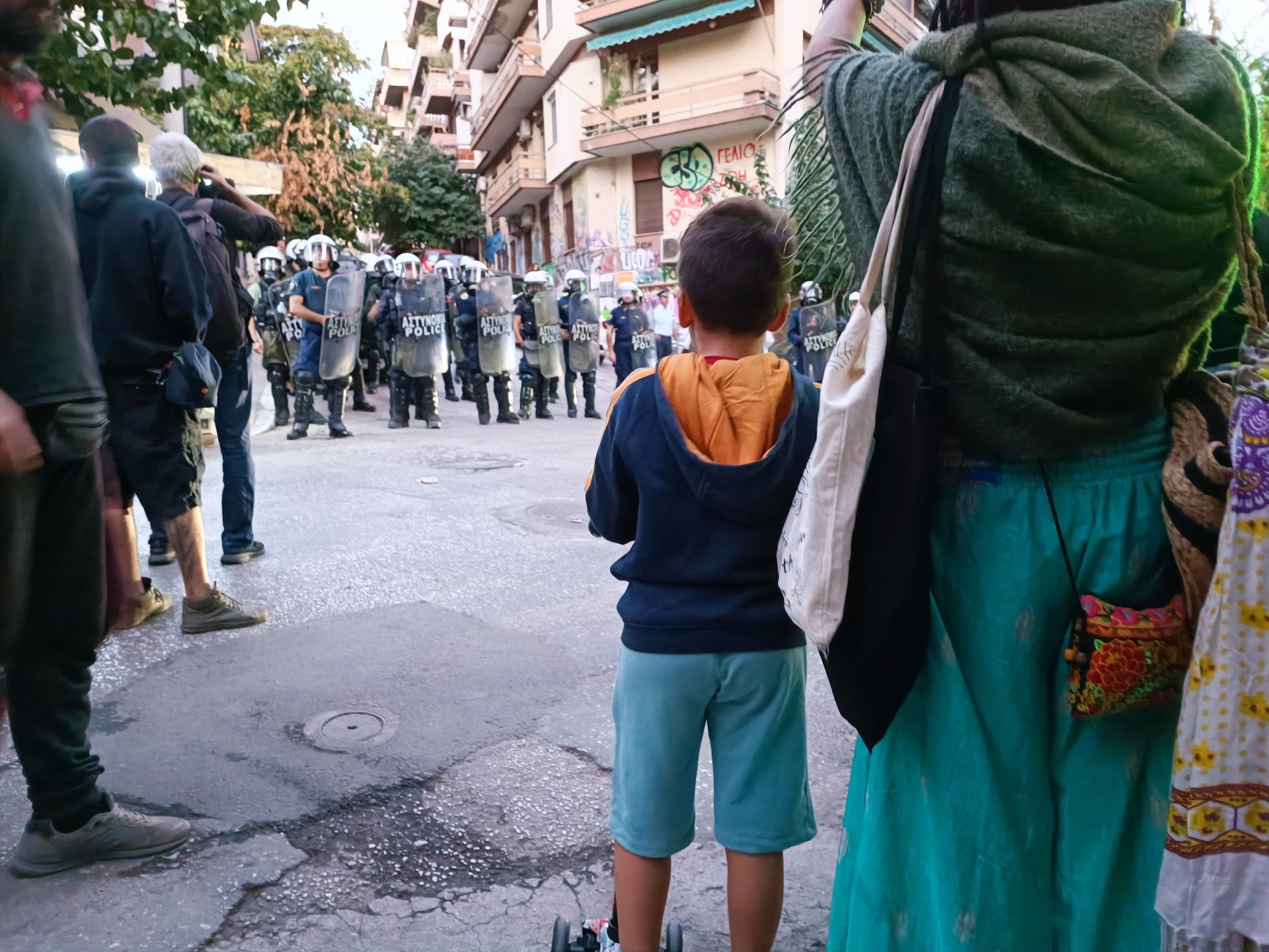 [Βίντεο] Πορεία από το Δημαρχείο Αθηνών στα Εξάρχεια για την επίθεση Μπακογιάννη στους δημόσιους χώρους