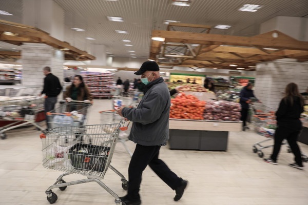 Πάτρα | Μαζική απαλλοτρίωση στο σούπερ μάρκετ ”Αράπης” και διανομή σε κοντινή λαϊκή αγορά