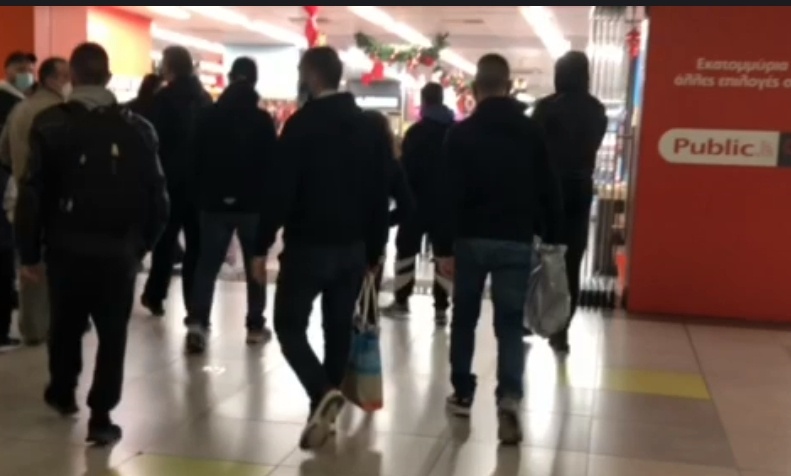 Ρουβίκωνας: Παρέμβαση στο κατάστημα Public