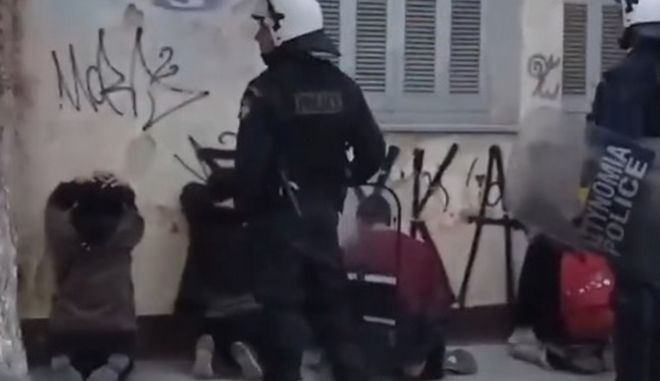 Εικόνες που θυμίζουν Γκουαντάναμο – Βίντεο από τις προσαγωγές στα Προσφυγικά
